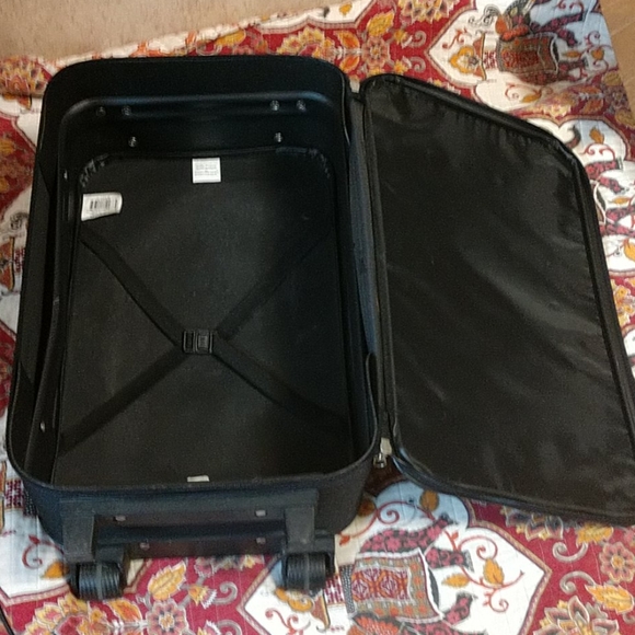 Essentials suitcase - Picture 2 of 4